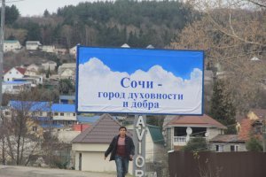 я в феврале в Сочи ездил, и очень расстроился когда увидел цветущую вишню. чому у них так хорошо (