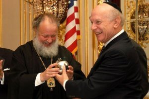 Я вас умоляю...Это же Гундяй,он только и делает что трётся "на путях грешных".Может еще чего подарят из золотишка...