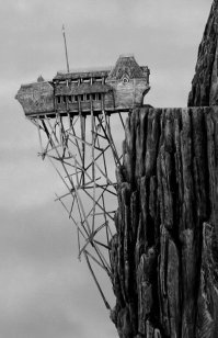 Это либо кадр из фильма "Леммони Сниккет, 33 несчастья" либо иллюстрация к оригинальной книге. Скорее первое.