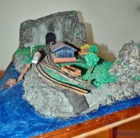 - Что общего у женской груди и игрушечной железной дороги?
- И то, и другое придумано для детей, но играют с ними взрослые.