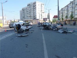 Долбанутый поворот, у нас на нем постоянно такие аварии происходят.