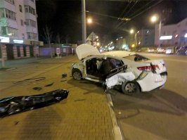 Долбанутый поворот, у нас на нем постоянно такие аварии происходят.