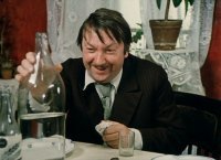 Понятие "пить" с возрастом меняется. В молодости, выпив, хочется поплясать, поспорить, приключений поискать - и в компании, конечно.

Потом приходит эпоха ответственности за семью, надо детей растить, а не к водочке прислоняться, зарабатывать побольше. И на редких встречах со старыми друзьями уже не споришь, а делишься достигнутым. И пьёшь меньше - да и не выпить уже поллитра залпом - здоровья жаль.

В молодости я запросто мог четверть выкушать...

А потом приходит уже такая эпоха, когда выпить практически не с кем. Друзья постарели, спорить не о чём, гордиться достигнутым - неловко, всё уже обсуждено десятки раз, пережёвывать пережитое - дурной тон. 
Вот и позволяешь себе в одно лицо сто граммов под селёдочку. 
Но и только - ибо тоже о здоровье мысли посещают.
Можно, правда, пивком заполировать...