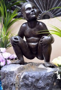 Не верная логика. Ибо фонтан. Правильная логика: должна быть писающая девочка. И она есть.