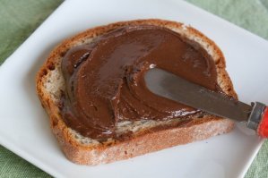 Лучшая еда в советском моём детстве была: свежий батон с шоколадным маслом