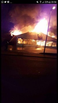 Когда был снегопад 2-3 недели назад,вот что творилось в Дублине
Грабили с помощью экскаватора а потом сожгли