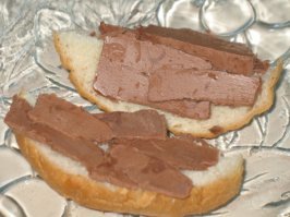Картинка явно буржуйская...  ни хлеб, ни паста (исполняющая роль шоколадного масла) не идентифицируемы и к детству (по крайней мере моему) не имеют никакого отношения.
Фото оригинального продукта прилагаю )))