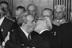 Дорогой Леонид Ильич и Хонеккер