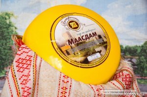 Я не понимаю, какая связь между "антисанкциями" и тем, что вы в магазине покупаете вместо "сыра" -"сырный продукт"?
 Капиталисты ради получения прибыли ВСЕГДА стараются впарить Вам гавно по цене марципана! ВСЕГДА! Если кто то может поднять цену, но начнет Вам рассказывать, что не хочет по нравственно-моральным соображениям, причем будет утверждать, что он Капиталист -просто плюньте этому наглому лжецу в морду!

Капиталисту важно только получение прибыли ...ну и чтобы Государство его штрафами не завалило или не закрыло за низкое качество. Плюс конкуренция -если у конкурента будет такая же цена при более высоком качестве -это убытки!

А Сетевые магазины -супер-и гипермаркеты изначально направлены на получение прибыли ЛЮБОЙ ценой! Поэтому активно на полки выкладывается с нормальным ГОСТовым сыром дешевые полуфабрикаты и "подделки" -почему подделки в кавычках? Потому что на них "честно" маааленькими буковками пишется ТУ и заклеивается Баальшой этикеткой -"акция! снижение! самое дешевое предложение!" Если вы видите свой любимый камамбер по смешной цене, но не можете 100% идентифицировать, что это именно камамбер -отложите в сторону как бы вам ни казалась выгодной покупка!

Я один раз полгода назад купил "сырный продукт" по невнимательности -получил нагоняй от жены. Теперь покупаю только -голландский, тильзитер, маасдам, мраморный, буковинский. Ценник от 400 до 600 рублей килограмм, можно поехать на базу купить по 350 рублей -
 при чем тут "антисанкции"?
 Вам же никто не пишет на контрафакте ГОСТ? Пишут ТУ -ну так не покупайте ту ту всякие! Если у нас в стране Капитализм, то основа поставки вам продуктов -получение прибыли капиталистом!
 Вам Путин виноват, что СССР развалили?
Если вы предпочитаете покупать в супермаркетах не глядя непонятные желтоватые липкие брусочки завернутые в пленку вместе с бумажкой на которой чуть ли не на печатной машинке мелкими расплывчатыми буковками написано непонятно что -кто вам виноват?
 Я в магазинах при Продовольственной базе всегда могу выбрать полбруска сыра в упаковке от Производителя с ГОСТом и полным перечнем составляющих.