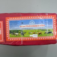 Я не понимаю, какая связь между "антисанкциями" и тем, что вы в магазине покупаете вместо "сыра" -"сырный продукт"?
 Капиталисты ради получения прибыли ВСЕГДА стараются впарить Вам гавно по цене марципана! ВСЕГДА! Если кто то может поднять цену, но начнет Вам рассказывать, что не хочет по нравственно-моральным соображениям, причем будет утверждать, что он Капиталист -просто плюньте этому наглому лжецу в морду!

Капиталисту важно только получение прибыли ...ну и чтобы Государство его штрафами не завалило или не закрыло за низкое качество. Плюс конкуренция -если у конкурента будет такая же цена при более высоком качестве -это убытки!

А Сетевые магазины -супер-и гипермаркеты изначально направлены на получение прибыли ЛЮБОЙ ценой! Поэтому активно на полки выкладывается с нормальным ГОСТовым сыром дешевые полуфабрикаты и "подделки" -почему подделки в кавычках? Потому что на них "честно" маааленькими буковками пишется ТУ и заклеивается Баальшой этикеткой -"акция! снижение! самое дешевое предложение!" Если вы видите свой любимый камамбер по смешной цене, но не можете 100% идентифицировать, что это именно камамбер -отложите в сторону как бы вам ни казалась выгодной покупка!

Я один раз полгода назад купил "сырный продукт" по невнимательности -получил нагоняй от жены. Теперь покупаю только -голландский, тильзитер, маасдам, мраморный, буковинский. Ценник от 400 до 600 рублей килограмм, можно поехать на базу купить по 350 рублей -
 при чем тут "антисанкции"?
 Вам же никто не пишет на контрафакте ГОСТ? Пишут ТУ -ну так не покупайте ту ту всякие! Если у нас в стране Капитализм, то основа поставки вам продуктов -получение прибыли капиталистом!
 Вам Путин виноват, что СССР развалили?
Если вы предпочитаете покупать в супермаркетах не глядя непонятные желтоватые липкие брусочки завернутые в пленку вместе с бумажкой на которой чуть ли не на печатной машинке мелкими расплывчатыми буковками написано непонятно что -кто вам виноват?
 Я в магазинах при Продовольственной базе всегда могу выбрать полбруска сыра в упаковке от Производителя с ГОСТом и полным перечнем составляющих.