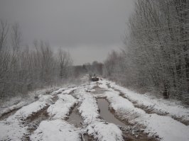 Вот это дорога между двумя деревнями. 

Когда и не засохло и не замерзло. :) 

Вот тут: