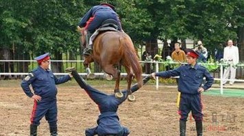Взрослые дурачатся!