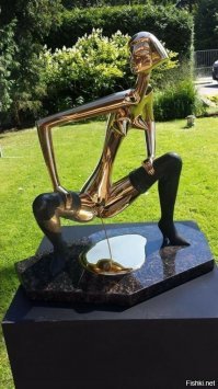 Латвия. Юрмала. Скульптура Писающая свободная латышка. no comment