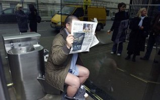 какая нах там загадка ! для них посцать по среди города в порядке вещей . а в те года когда  возвели сей монумент ещё и сRали прямо на улице .....культура млять