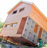 Основная масса домов в США строится без фундамента. Каркас из бруса обшитый ДСП. Поэтому такую будку можно погрузить и перевезти на новое место без проблем. Их каркасные дома рассчитаны лет на 50 эксплуатации. Впрочем, чтобы дом дотянул до такого возраста, в нём придётся сделать несколько капитальных ремонтов, постоянно обрабатывать его защитными средствами от термитов, грызунов и других разрушительных воздействий.