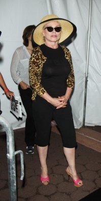 Дебби Харри старая фотка. ей уже 72. эх, время времечко, куда ты летишь? это она в прошлом году