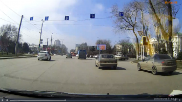 Странно, что в этом месте решили сделать поворот направо аж из среднего ряда. 
Ну и как у нас часто любят делать - а точнее не делать - не наносить никакую разметку. Хотя и она, я думаю, не особо помогла бы в такой ситуации.
Один поворачивает - другой едет прямо. Оба друг друга не видят. Результат закономерен. Очень опасно.  Нужно безусловно убирать поворот из среднего ряда, оставить только 2 правых, как везде на всех нормальных перекрёстках.