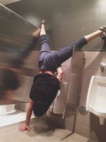 Когда стояк, и не так раскорячишся ... 
.