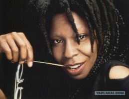 Что-то насчет Вупи  - те же сомнения. Может, случайно растиражированное в интернете фото подражателя?
На реальную мало похоже, особенно набором мелких деталей.