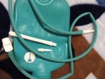 50р  На авито. 

В зависимости от цели, преследуемой при их использовании, клизмы подразделяют на:

очистительные клизмы   с целью очищения и промывания толстой кишки, ликвидации запора или калового завала, лечения какого-либо отравления или интоксикации, перед некоторыми хирургическими операциями, родами, анальным сексом. При этом вводимый раствор изначально предназначен для извержения и его всасывание нежелательно.

лечебные (лекарственные) клизмы   микроклизмы (10 100 мл), используемые с целью введения в прямую и сигмовидную кишку растворов лекарственных веществ (отваров трав, растворов лекарственных препаратов, суспензий биологических препаратов), предназначенных для их удержания в прямой кишке не менее 30 минут до всасывания или с последующим опорожнением кишечника. Назначаются для лечения воспалений слизистой оболочки прямой (проктитов) и сигмовидной кишки (сигмоидитов), а также для лечения дисбактериоза кишечника. Изредка используются для введения других лекарственных веществ с целью не местного, а системного действия (например, фенобарбитал при эпилептическом статусе, анальгин при гипертермии и др.). Отрицательной стороной использования клизмы как лечебной процедуры является нарушение микрофлоры кишечника при частом использовании.

питательные (капельные) клизмы   введение жидкости в объёме 0,5 1 литр проводится медленно (используется капельница)[источник не указан 1717 дней]. Назначалась для заместительного кормления тяжелобольных в медицинской практике XVI   начала XX веков (вводился слабый 5%-й раствор глюкозы). Ввиду более высокой эффективности зондового и внутривенного кормления в настоящее время в медицинской практике почти не используется.

эротические клизмы   с целью получения эротического или сексуального удовольствия от самой клизмы или от связанной с ней ситуации (медицинской игры, игры в ребёнка и взрослого, БДСМ-ситуации и т. п.). Индейцы Перу практиковали ритуал, в котором мужчине из совокупляющейся пары ставили клизму во время полового акта.[1] Это способствовало стимуляции предстательной железы мужчины и усилению эрекции.

психотропные (алкогольные) клизмы   микроклизмы, при помощи которых в организм вводят психоактивные вещества, чаще   слабый раствор алкоголя (50 100 мл 5 10%-го р-ра). Так как из прямой кишки алкоголь быстро всасывается и не проходит через печень (где частично разрушается при приёме алкоголя через рот), то его небольшие количества оказывает сильный эффект на мозг с развитием эйфории и опьянения. При этом существует большой риск передозировки алкоголя с развитием признаков алкогольного отравления, возможность химического ожога слизистой оболочки прямой и сигмовидной кишки и её хроническое воспаление (проктит, проктосигмоидит), механического повреждения кишки во время проведения клизмы. В некоторых странах Азии практикуются клизмы из настойки опия.[1] В Древней Греции Диоскорид рекомендовал для клизм мандрагоровое вино (приготовленное из корня мандрагоры, помещённого в бродящее вино на три месяца).[1]

ритуальные клизмы   клизмы как составная часть неких ритуалов или обычаев, обрядов, например, обрядов очищения. Распространены у некоторых народов, в частности в Африке, среди некоторых коренных индейских племён Северной и Южной Америки, в некоторых религиозных сектах и культах. При этом, почти всегда, клизменные растворы содержат наркотические и психотропные вещества, иногда афродизиаки. Американскими индейцами в клизменных растворах использовалось вино из агавы, лоза духов, кайенский перец, дурман, бругмансия, листья коки и другие компоненты.[1]

Также иногда преследуются другие цели использования клизмы в семьях, не относящихся к национальным или религиозным меньшинствам, например, с целью наказания детей или с целью  приучить ребенка опорожняться в правильное время  и т. д., не обязательно в виде физической постановки клизмы   часто в виде угрозы её поставить, если ребёнок не сходит вовремя в туалет. 
Также распространены у увлекающихся некоторыми диетами, голоданиями, похудением, некоторыми йоговскими и оздоровительными практиками.