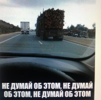 В Челябинске огромная труба выпала из грузовика прямо на крышу легковушки