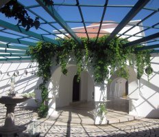 На Родосе стоит выбрать время и подняться на холм Филеримос, а также съездить в Термы Калитеи с их мозаиками и потрясающими пляжиками вокруг...