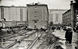 И да. Внезапно, перемещение домов в городе Москва, как по вашему тут фундамент тоже неотъемлема часть дома, и он вместе с ней на новое место переезжает?