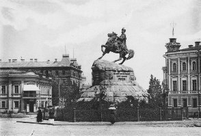 Стоят в Киеве около памятника Богдану Хмельницкому два киевлянина:   Абрам, а кому этот памятник?   Это украинцам, Моня,   они тут когда то жили!