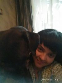 Мне вот нравится умение некоторых людей делать выводы к ситуации дело не имеющие ...Причем тут собака ? Не было бы собаки появилось что то другое . Изначально крепкие и здоровые отношения  такими вещами не разрушишь . А рвется при первых же трудностях именно то что тонко .В нашем доме тоже живет собака . Я человек в этом вопросе опытный у мужа она считай первая . Причем крупная .. Причем спит тоже с нами :-))  Причем по началу муж ее конкретно побаивался ... И дабы жизнь не ставила ультиматумы я сделала все чтоб между ними сложились хорошие и дружеские отношения . Результат ... в нашей семье  наша собака это ум честь и совесть :-)) Мы ее любим , все занимаемся воспитанием ,учимся у нее преданности и дисциплине .И для нас она не стала препятствием ,а мне кажется наоборот внесла в нашу жизнь  задорную но сильно объединяющую ноту  . Так не в собаке дело ...дело в самих вас