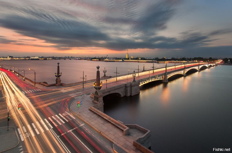 Троицкий мост в Санкт-Петербурге ... начало строительства - 1897 год, завершение строительства - 1903 год ... Длина моста 582 м 
( кстати Тауэрский мост, построенный всего на 10 лет раньше, более чем в два раза короче - 244 метра ) ...