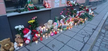 К российскому посольству  горожане и гости города несут цветы и свечи, игрушки.  Трагедия в кемеровском торговом центре  Зимняя вишня  не оставила таллинцев равнодушными к этой беде. Постоянно приходят люди с цветами, игрушками. Многие плачут. Трудно представить, что сейчас испытывают родители погибших детей. Дай Бог сил родственникам пережить трагедию и жить дальше. Кемерово! Жители Таллина с вами!