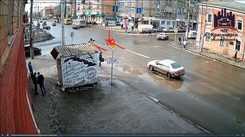 Картинка 1. Если светофор отодвинуть от своего места на 5 метров, то плохо. Человек меньше светофора и совсем не светит. С чего она должна была его видеть неясно.
Картинка 2. Тут кто-то говорит - машина остановилась, значит пешеходы, она должна тоже остановится. Объясняю - не должна если видит дорогу и не мешает пешеходам. Как видите пешикам было еще идти и идти, им ничто не угрожало. Надеюсь, что менты не выгородят своего и не скажут, что "должна была пропустить". Иначе выяснится, что на мало-мальски активном переходе машины должны стоять всегда: пешик сделал шаг, до меня еще 3 полосы, но я должен стоять. Пока шел один через 20 секунд, пришел еще один, потом еще. Я знаю такой переход лично - около станции Звенигородская в Питере. Знаете сколько народа переходит дорогу около станции метро в обе стороны?