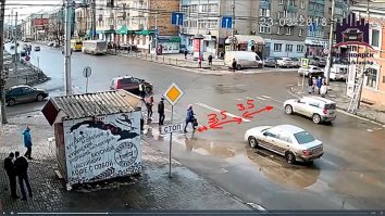 Картинка 1. Если светофор отодвинуть от своего места на 5 метров, то плохо. Человек меньше светофора и совсем не светит. С чего она должна была его видеть неясно.
Картинка 2. Тут кто-то говорит - машина остановилась, значит пешеходы, она должна тоже остановится. Объясняю - не должна если видит дорогу и не мешает пешеходам. Как видите пешикам было еще идти и идти, им ничто не угрожало. Надеюсь, что менты не выгородят своего и не скажут, что "должна была пропустить". Иначе выяснится, что на мало-мальски активном переходе машины должны стоять всегда: пешик сделал шаг, до меня еще 3 полосы, но я должен стоять. Пока шел один через 20 секунд, пришел еще один, потом еще. Я знаю такой переход лично - около станции Звенигородская в Питере. Знаете сколько народа переходит дорогу около станции метро в обе стороны?