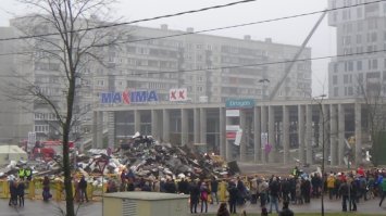 До боли знакомая ситуация, увы 
Рига, 2013 год. 58 погибших. Без причины орала пожарная сигнализация, но её все тупо проигнорировали - она и раньше пару раз сама срабатывала. А потом неожиданно рухнула крыша. Вроде-бы кому-то было жалко оплачивать провоз негабарита, и одну из несущих балок скрутили из двух частей. И всё-бы ничего если-бы при этом на крыше не делали прогулочную площадку - мешки с землёй и галькой как раз в районе этой балки и сгрузили. Собственно они потом ещё и ухудшили ситуацию с жертвами.

Вроде начали внимательнее контролировать соблюдение всех норм.