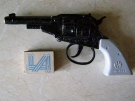 лучшее дерево для рогатки - орешник :) медицинский жгут или камера от мяча. основной "боеприпас" - косточка от вишни. орешник шел и на изготовление луков. стрела - распотрошенный веник из соломы. наконечник стрелы - колпачек от фломастера (можно было еще иголку воткнуть)

спичкострел - были и такие, но самый шик - приставить спичку к чиркалке (боку спичечного коробка) под 90, удерживая большим пальцем второй рукой дать щелбана, запуская уже горящую спичку в полет

плевалки - вот уж точно все что имело полость, жеваная бумага из промокашки :) но лучший калибр - рябина (ох кислятина)

дымовуха.... офицерская линейка наше всё!!!!

пистоны - на рельсу и ждешь трамвая :) ба-бах!!!

самострелы.... не ну нафиг... деревянное ложе, велосипедный насос, медицинский жгут. ствол из алюминиевой трубки с пропилом для закладки шарика из пластилина. духовушка - так мы это называли
магний, пудра, селитра... ой сколько всего можно вспомнить... шифер в костре, строительные патроны, просто холостые
каждый мужчина это случайно выживший мальчик ©