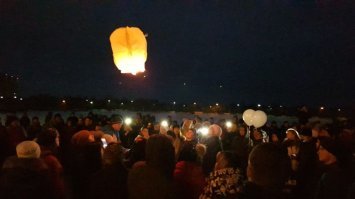 Свыше тысячи карагандинцев пришли сегодня, 27 марта, на церемонию почтения памяти погибших кемеровцев. Держитесь, друзья! Хотя какое тут к черту спокойствие может быть!