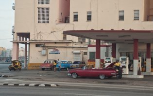 Будучи на Кубе тоже сфоткал заправку на Малеконе... ХЗ зачем.
