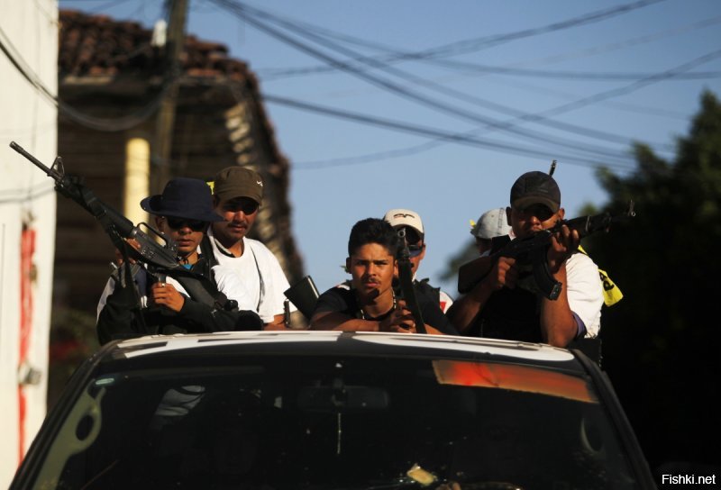 Как вы думаете , кто это?

Это Антинаркотические ополченцы патрулируют улицы Паракуаро, Мексика...