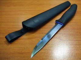 У него одни камни для заточки нормальных денег стоят стоят,за эти деньги можно очень хороший режик прикупить и не заниматься рукоблудием.За смекалку и труды,конечно зачёт,но вот сама идея ножа из алюминия весьма спорная.А что-то кроме огурца им можно нарезать?думаю, только говно,и то тёплое,пока не затверделосколько клинок заточку держит?да вообще много вопросов,в общем,инструмент так,для антуражу,вообще не понимаю,зачем так заморачиваться,когда можно неплохой нож за копейки купить,тот же Мора на порядок лучше будет.