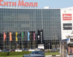 У нас получается везде одно и то же... Я одного не пойму, сам тот факт что "отсутствует вывод сигналов пожарной тревоги от систем пожарной сигнализации на пульт "01"" не является основанием для приостановления работы до устранения? 
То есть если новую машину без кнопки гланас использовать одному человеку нельзя, а вот работать ТЦ с 1000-2000 посетителей можно?????? 

"Нарушения противопожарной безопасности обнаружились в крупных ТЦ Новокузнецка
 вчера, 13:04 5080
После трагедии в кемеровском ТЦ "Зимняя вишня" власти второго по численности города Кузбасса   Новокузнецка   начали масштабную проверку торговых центров.

Так, нарушения были обнаружены в "Сити-Молле", где обнаружилось неудовлетворительное состояние средств пожаротушения. Кром того, в случае пожара сигнал тревоги от пожарной сигнализации, как выяснилось, не поступал на пульт "01" центра мониторинга.

А позднее пресс-служба администрации Новокузнецка сообщила о результатах проверки ТЦ "Ника" и "Комета" в Центральном районе.

  Установлено, что в проверенных торговых центрах отсутствует вывод сигналов пожарной тревоги от систем пожарной сигнализации на пульт "01" центра мониторинга. Основные же замечания у проверяющих были к арендаторам торговых помещений, у которых зафиксировано захламление путей эвакуации и запасных выходов, хранение горючих материалов в торговых помещениях, неисправность первичных средств пожаротушения и слабые знания персонала по действиям при возникновении пожара и получения сигналов оповещения,   рассказали чиновники.

Сводные акты по нарушениям направлены в прокуратуру."