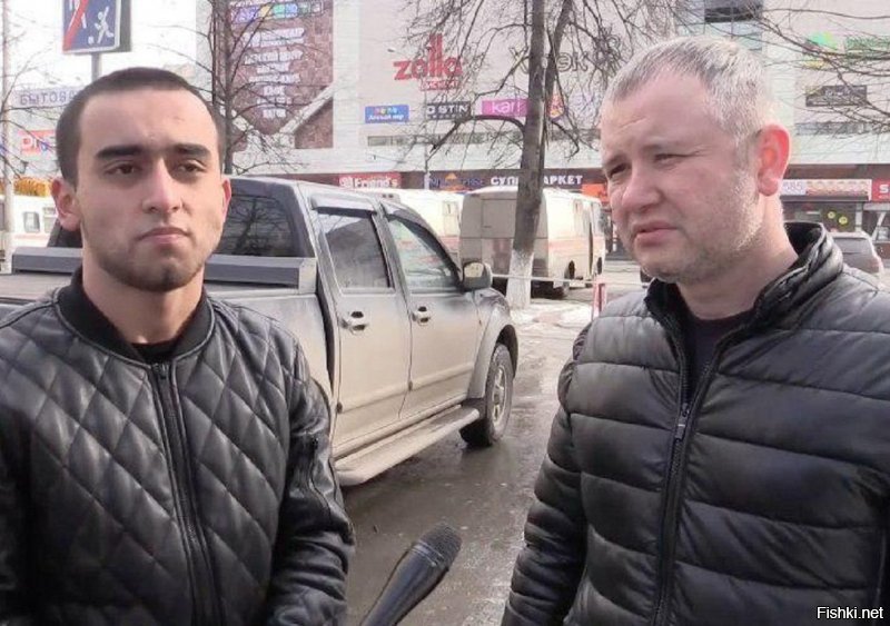 это не те люди. никого не смущает, то они стоят в рубашках летних, да и медали фотошопом прилепленные?