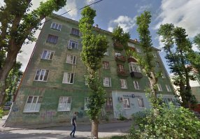 Дом постройки 57 года. Кирпичный. Потолки 3 метра. Без излишеств в отделке. просто прямоугольная коробка. 
Квартира 2-ух комнатная, раздельный санузел. Перегородки санузла из "дранки" (деревянная перегородка с набитыми крест-накрест рейками и оштукатурена). В перегородках окна под потолком 1.2м на 0.7м.
За унитазом шахта с коммуникациями (каналья, горячая, холодная вода). оттуда сквозь стены идет разводка в ванну и на кухню. 
Вент-каналы кирпичные отдельно в ванной и на кухне.

И этими домами у нас половина старого города застроена. Везде проект одинаковый.