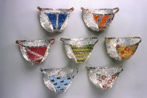 Американский дизайнер  Ингрид Голдблум Блох (Ingrid Goldbloom Bloch) придумала весьма оригинальный способ использовать ненужные алюминиевые банки. Она решила делать из них нижнее белье. Трусы и бюстгальтеры выплетаются  из алюминиевой нарезки, которая получается после утилизации банок из- под "Кока-Колы" и "Фанты".