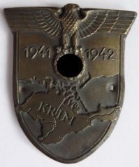 возможно так, я не спорю, я не особо интересуюсь войсками вермахта и румынами в их составе, больше интересны наши разведчики времен ВОВ, ну еще интерес вызывает 1-я горнострелковая дивизия вермахта, по униформе румын по разным источникам ясно одно, что та каска которую вы показали и форма действительна до 1942 года, как можно судить по данным разных источников, после переломного момента в ходе войны, вермахт обувает и одевает свои войска и войска союзников в общевойсковую форму вермахта, в некоторых говорится, что были одеты кто во что горазд, причем так говорят о союзниках которые принимали участие в восточном направлении (ВОВ), я просто предположил что это румыны, фото черно-белое, может там и триколор вермахта, фото также может быть до 43-го сделано до приказа о запрете декали, вот чуть дополню по щиткам  триколорам, распространено было среди союзников, ну и после запрета многие рисовали в ручную, да, и щиток с нац.цветами наносился справа, орел вермахта слева. Униформа вермахта была во всех частях СС это факт, редко можно было увидеть даже союзные части СС не в форме вермахта, так что я ни чего не утверждаю по поводу этой фото, для меня они все фашисты, вот фото 1-й горной румынской бригады СС в Севастополе, фото румынских артиллеристов СС (предположительно Южная Украина), ну и мои находки под Севастополем, было найдено лет 25 назад (фото не мои) щит за Крым и каска десантника люфтваффе, каска правда уже почти сгнила