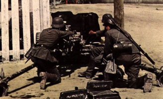 возможно так, я не спорю, я не особо интересуюсь войсками вермахта и румынами в их составе, больше интересны наши разведчики времен ВОВ, ну еще интерес вызывает 1-я горнострелковая дивизия вермахта, по униформе румын по разным источникам ясно одно, что та каска которую вы показали и форма действительна до 1942 года, как можно судить по данным разных источников, после переломного момента в ходе войны, вермахт обувает и одевает свои войска и войска союзников в общевойсковую форму вермахта, в некоторых говорится, что были одеты кто во что горазд, причем так говорят о союзниках которые принимали участие в восточном направлении (ВОВ), я просто предположил что это румыны, фото черно-белое, может там и триколор вермахта, фото также может быть до 43-го сделано до приказа о запрете декали, вот чуть дополню по щиткам  триколорам, распространено было среди союзников, ну и после запрета многие рисовали в ручную, да, и щиток с нац.цветами наносился справа, орел вермахта слева. Униформа вермахта была во всех частях СС это факт, редко можно было увидеть даже союзные части СС не в форме вермахта, так что я ни чего не утверждаю по поводу этой фото, для меня они все фашисты, вот фото 1-й горной румынской бригады СС в Севастополе, фото румынских артиллеристов СС (предположительно Южная Украина), ну и мои находки под Севастополем, было найдено лет 25 назад (фото не мои) щит за Крым и каска десантника люфтваффе, каска правда уже почти сгнила