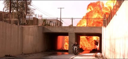 В Терминаторе проем уже, а стены отвеснее))