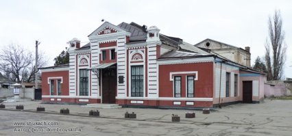 Павлоградский драмматический театр имени Б. Е Захавы. (Днепропетровская обл, Украина). 

Б.Е.Захава, родился в Павлограде, с 1925 по 1976 руководил Щукинским училищем, Знатный дядька.