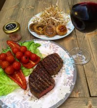 На первых двух фотках мясо очевидно плохого качества - либо из замороженного, либо просто "накачано" водичкой через чур. Стейк на гриле не должен выглядеть как вареный, а средняя прожарка подразумевает слегка хрустящую корочку... Или просто гриль недогретый и варит мясо вместо обжарки. Уж простите мой снобизм)
Вот мой вариант средней прожарки)