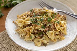 Гречневая каша по-еврейски (варнишкес). Отдельно сваренные макароны, гречку, обжаренный на курином жире лук соединяют непосредственно перед подачей на стол. Можно добавить еще жареные грибы.