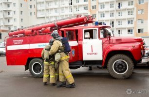 Не торопись лить грязюку на пожарных. Мы понятия не имеем кто там кого спасал. В первые дни были 5 или 6 фейков о спасателях с кавказа (они очень любят выставлять себя героями, как и сотрудники МЧС), но вот свидетелей их геройства обычно нет, да и кто посмеет усомнится в таком - то ? Мы так дойдём до того что спасателей героев у нас будет больше чем спасённых.

А этот Востриков и Трусов (как и этот Калачёв со своими исламскими пальцами) не вызывают никакого доверия вдвойне, больше они схожи с внедрёнными чужаками цель которых исказить показания, не зря же они с таким напором отвлекают внимание на себя. Они даже похожи друг на друга.

Самую грязную работу сделали именно наши пожарные, на своей нищей технике и стареньких ЗИЛах. А действия МЧС больше схожи с зачищением улик, чем на спасительную операцию, и мальчик их какой то мутный. Именно мать фейкового Вострикова налила грязюку на пожарных.

Перед событиями, кое что важное продвигали, суть вносимых к концу 2017 года в том, что они МЧС хотят забрать под себя бизнес честных пожарных станций, ведь это действительно огромные деньги которые проходят мимо  министерства : торговые центры, кинотеатры, супермаркеты, спорт центры и.т.д , а создание монополий в капиталистическом государстве и уничтожение мелкого и среднего бизнеса всегда лишь вопрос времени.

 Но если идти дальше, то всё становится ещё серьёзнее.Под видом реформ они усиливают контроль за юр.лицами и ИП. А это очень и очень серьёзно, МЧС это полувоенная организация с соответствующим статусом, такая вседозволенность может стать невероятно опасной.

А теперь прибавь сюда другие службы : росгвардию, фсб, ....

Думаю рано сейчас делать выводы, по крайней мере о геройствах. Мы даже не можем подтвердить были ли эти люди там и в качестве кого (это я разумеется не про учительницу и товарища Колобухова с персоналом)